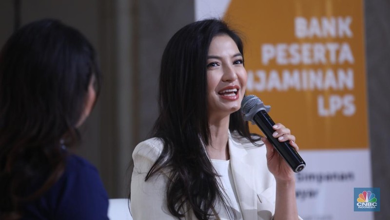 Aktris skaligus Staf Khusus Komdigi, Raline Shah menyampaikan pemaparan saat kelas edukasi dalam acara LPS FInancial Festival 2025 di Regale International Convention Center, Medan, Sumatera Utara, Kamis (21/8/2025). (CNBC Indonesia/Tri Susilo)