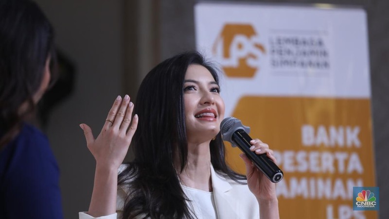 Aktris skaligus Staf Khusus Komdigi, Raline Shah menyampaikan pemaparan saat kelas edukasi dalam acara LPS FInancial Festival 2025 di Regale International Convention Center, Medan, Sumatera Utara, Kamis (21/8/2025). (CNBC Indonesia/Tri Susilo)