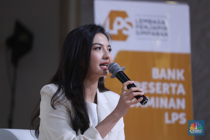 Aktris skaligus Staf Khusus Komdigi, Raline Shah menyampaikan pemaparan saat kelas edukasi dalam acara LPS FInancial Festival 2025 di Regale International Convention Center, Medan, Sumatera Utara, Kamis (21/8/2025). (CNBC Indonesia/Tri Susilo)