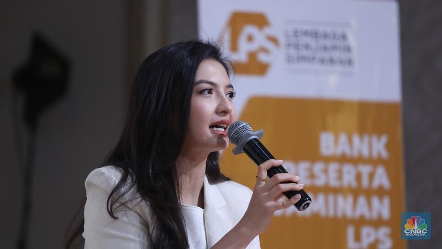 Aktris skaligus Staf Khusus Komdigi, Raline Shah menyampaikan pemaparan saat kelas edukasi dalam acara LPS FInancial Festival 2025 di Regale International Convention Center, Medan, Sumatera Utara, Kamis (21/8/2025). (CNBC Indonesia/Tri Susilo)