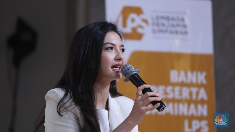 Aktris skaligus Staf Khusus Komdigi, Raline Shah menyampaikan pemaparan saat kelas edukasi dalam acara LPS FInancial Festival 2025 di Regale International Convention Center, Medan, Sumatera Utara, Kamis (21/8/2025). (CNBC Indonesia/Tri Susilo)