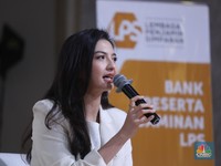 Aktris skaligus Staf Khusus Komdigi, Raline Shah menyampaikan pemaparan saat kelas edukasi dalam acara LPS FInancial Festival 2025 di Regale International Convention Center, Medan, Sumatera Utara, Kamis (21/8/2025). (CNBC Indonesia/Tri Susilo)