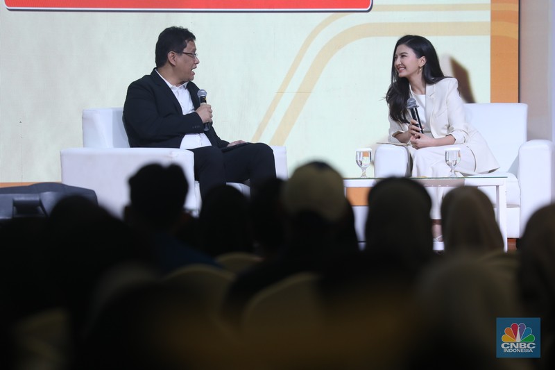 Aktris skaligus Staf Khusus Komdigi, Raline Shah menyampaikan pemaparan saat kelas edukasi dalam acara LPS FInancial Festival 2025 di Regale International Convention Center, Medan, Sumatera Utara, Kamis (21/8/2025). (CNBC Indonesia/Tri Susilo)