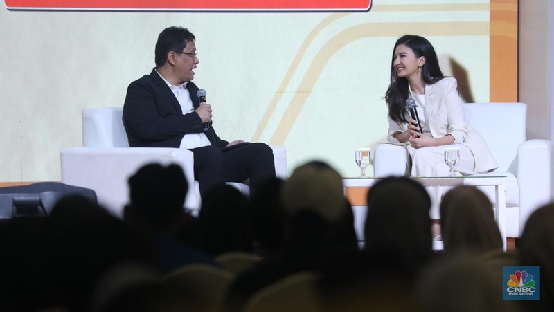 Aktris skaligus Staf Khusus Komdigi, Raline Shah menyampaikan pemaparan saat kelas edukasi dalam acara LPS FInancial Festival 2025 di Regale International Convention Center, Medan, Sumatera Utara, Kamis (21/8/2025). (CNBC Indonesia/Tri Susilo)