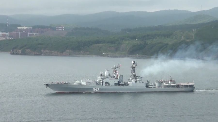 Armada Pasifik Rusia meluncurkan rudal jelajah dan antikapal dalam latihan militer di Laut Jepang yang juga melibatkan pesawat dan drone, Kamis (21/8/2025). (Tangkapan Layar Youtube/RUSSIAN DEFENCE MINISTRY)
