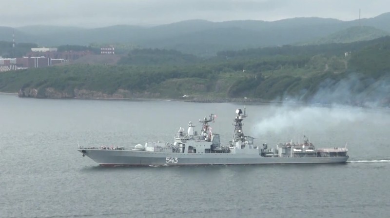 Armada Pasifik Rusia meluncurkan rudal jelajah dan antikapal dalam latihan militer di Laut Jepang yang juga melibatkan pesawat dan drone, Kamis (21/8/2025). (Tangkapan Layar Youtube/RUSSIAN DEFENCE MINISTRY)