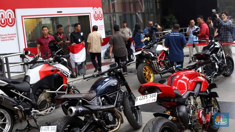 Komisi Pemberantasan Korupsi (KPK) menampilkan sedikitnya 15 kendaraan roda empat dan 6 kendaraan roda dua menjadi barang bukti milik Wakil Menteri Ketenagakerjaan Immanuel Ebenezer Gerungan Noel, sapaan akrabnya, ditangkap dalam operasi tangkap tangan (OTT) yang dilakukan lembaga tersebut di Gedung KPK, Jakarta, Kamis (21/8/2025). (CNBC Indonesia/Muhammad Sabki)