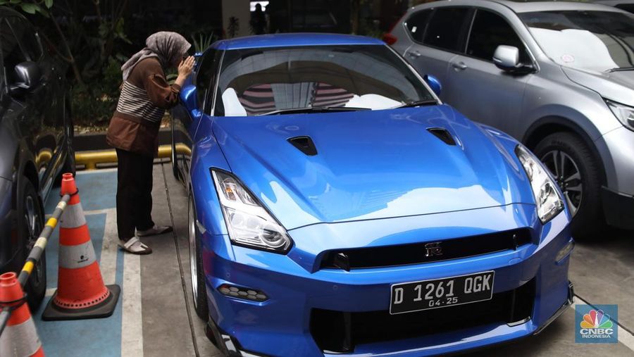 Komisi Pemberantasan Korupsi (KPK) menampilkan sedikitnya 15 kendaraan roda empat dan 6 kendaraan roda dua menjadi barang bukti milik Wakil Menteri Ketenagakerjaan Immanuel Ebenezer Gerungan Noel, sapaan akrabnya, ditangkap dalam operasi tangkap tangan (OTT) yang dilakukan lembaga tersebut di Gedung KPK, Jakarta, Kamis (21/8/2025). (CNBC Indonesia/Muhammad Sabki)