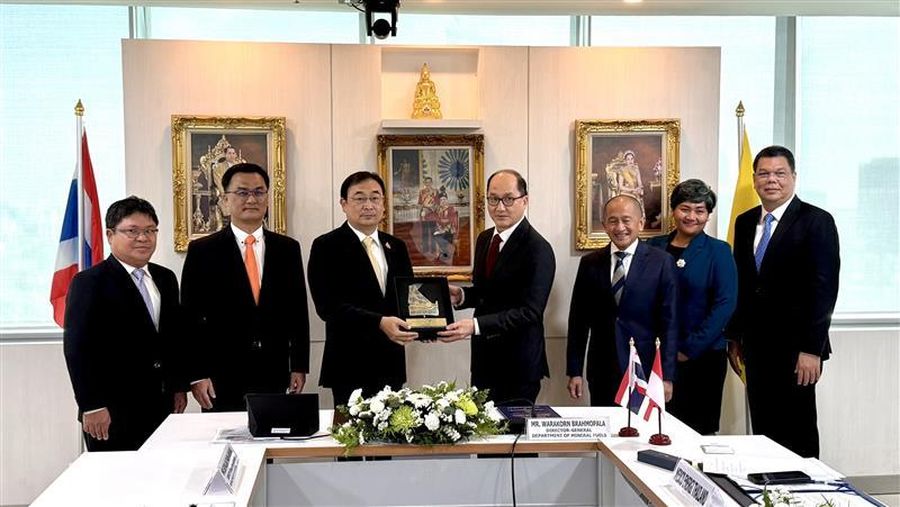 Direktur & COO MedcoEnergi Ronald Gunawan (kanan) menerima memento dari Dirjen Department of Mineral Fuels Thailand, Mr. Warakorn Brahmopala (kiri), usai penandatanganan perpanjangan produksi Lapangan Bualuang di Bangkok, Kamis (21/8/2025). (Dok. PT Medco Energi Internasional Tbk (MEDC))