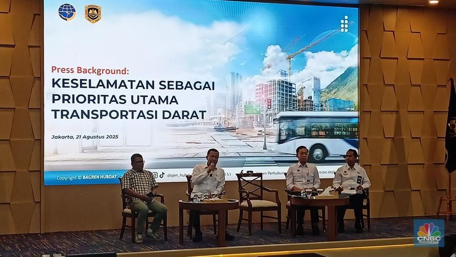 Direktur Jenderal Perhubungan Darat Aan Suhanan dalam press briefing di Kemenhub, Kamis (21/8/2025). (CNBC Indonesia/Ferry Sandi)
