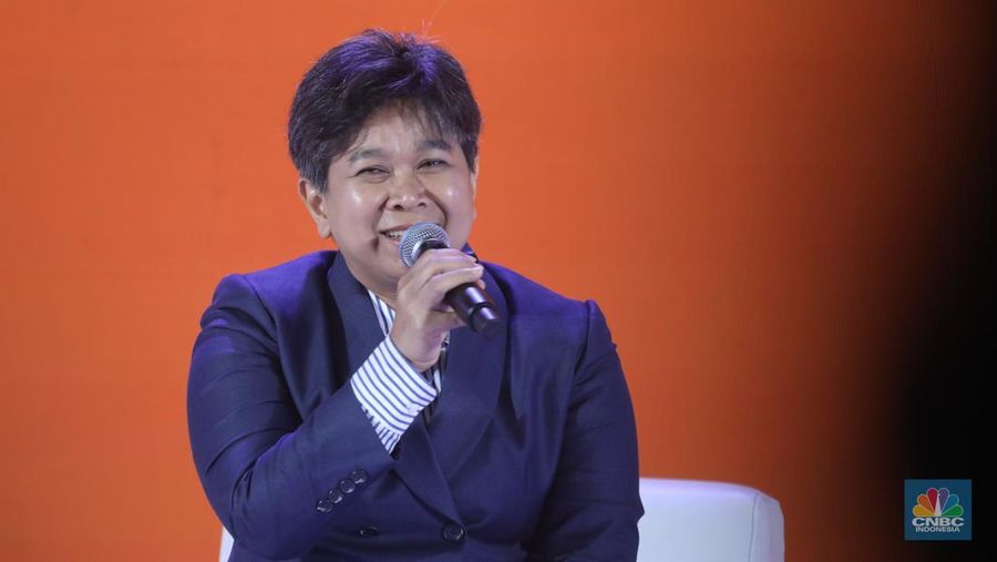 Direktur Utama PT Indonesia Asahan Alumunium (INALUM), Melati Sarnita menyampaikan pemaparan dalam acara LPS FInancial Festival 2025 di Regale International Convention Center, Medan, Sumatera Utara, Kamis (21/8/2025). (CNBC Indonesia/Tri Susilo)