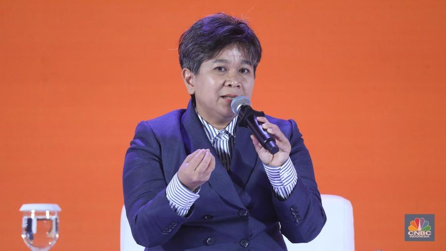 Direktur Utama PT Indonesia Asahan Alumunium (INALUM), Melati Sarnita menyampaikan pemaparan dalam acara LPS FInancial Festival 2025 di Regale International Convention Center, Medan, Sumatera Utara, Kamis (21/8/2025). (CNBC Indonesia/Tri Susilo)