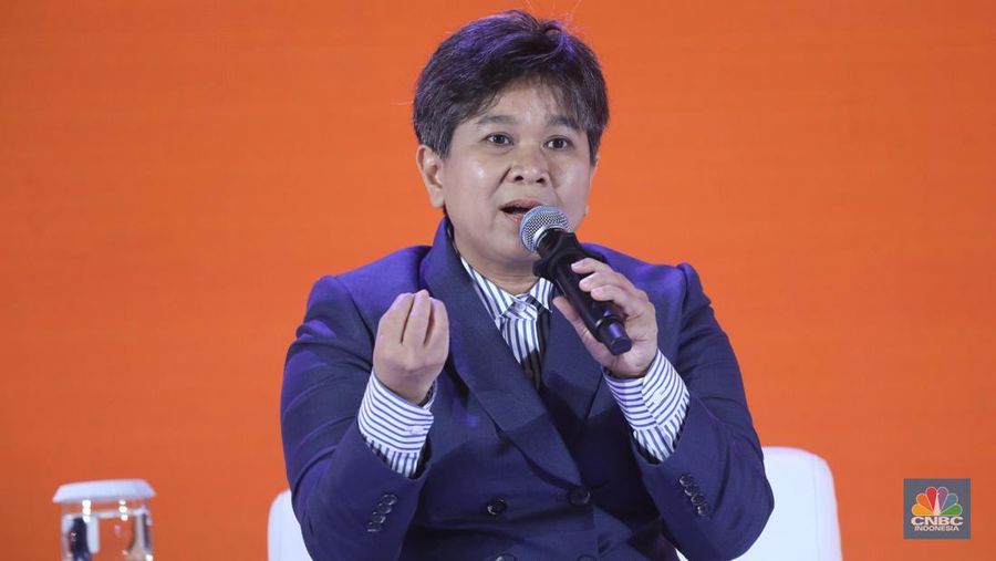 Direktur Utama PT Indonesia Asahan Alumunium (INALUM), Melati Sarnita menyampaikan pemaparan dalam acara LPS FInancial Festival 2025 di Regale International Convention Center, Medan, Sumatera Utara, Kamis (21/8/2025). (CNBC Indonesia/Tri Susilo)