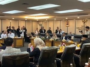 DPR Rapat Bareng Wamenkum-LMKN Bahas Polemik Royalti Lagu