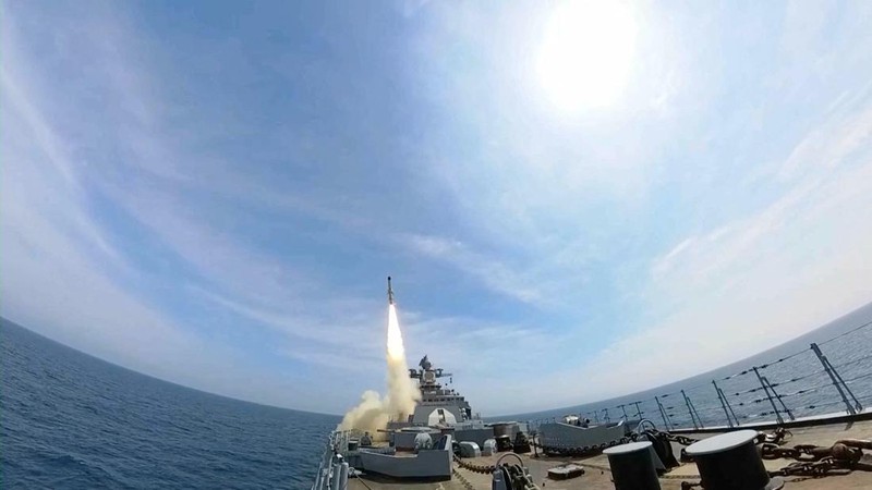 Armada Pasifik Rusia meluncurkan rudal jelajah dan antikapal dalam latihan militer di Laut Jepang yang juga melibatkan pesawat dan drone, Kamis (21/8/2025). (Tangkapan Layar Youtube/RUSSIAN DEFENCE MINISTRY)