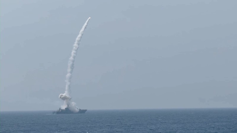 Armada Pasifik Rusia meluncurkan rudal jelajah dan antikapal dalam latihan militer di Laut Jepang yang juga melibatkan pesawat dan drone, Kamis (21/8/2025). Armada Pasifik Rusia meluncurkan rudal jelajah dan antikapal dalam latihan militer di Laut Jepang yang juga melibatkan pesawat dan drone, Kamis (21/8/2025). (Tangkapan Layar Youtube/RUSSIAN DEFENCE MINISTRY)