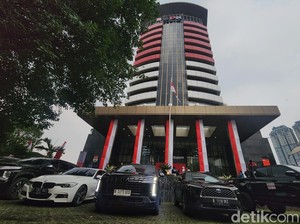 KPK Pamerkan 22 Mobil-Motor Barang Bukti OTT Wamenaker Immanuel Ebenezer