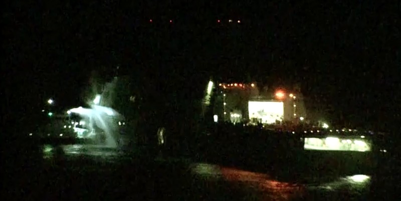 Kapal perang Amerika Serikat (AS), USS New Orleans, terbakar di perairan, Okinawa, Jepang. (Tangkapan Layar Video/REUTERS)