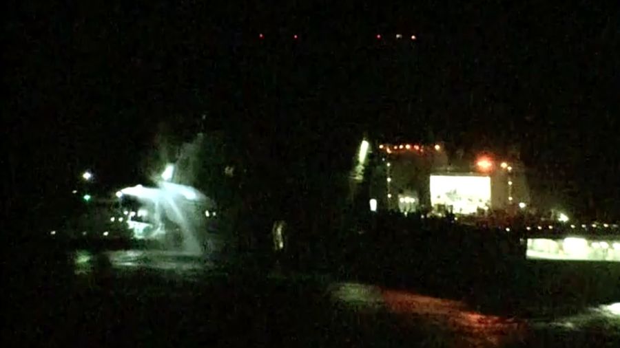 Kapal perang Amerika Serikat (AS), USS New Orleans, terbakar di perairan, Okinawa, Jepang. (Tangkapan Layar Video/REUTERS)
