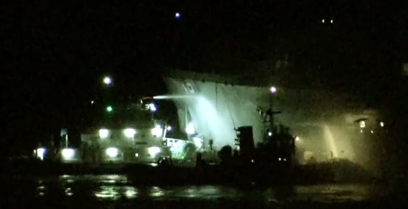 Kapal perang Amerika Serikat (AS), USS New Orleans, terbakar di perairan, Okinawa, Jepang. (Tangkapan Layar Video/REUTERS)