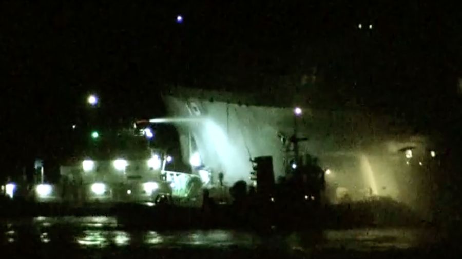Kapal perang Amerika Serikat (AS), USS New Orleans, terbakar di perairan, Okinawa, Jepang. (Tangkapan Layar Video/REUTERS)