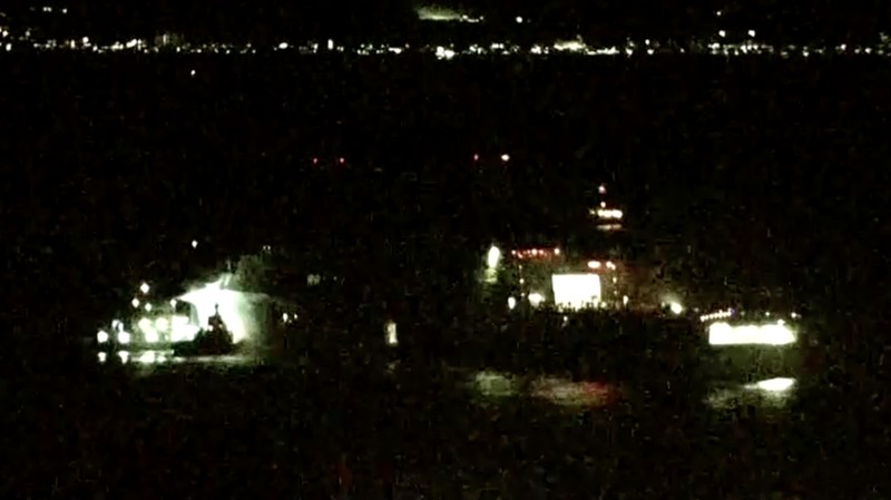 Kapal perang Amerika Serikat (AS), USS New Orleans, terbakar di perairan, Okinawa, Jepang. (Tangkapan Layar Video/REUTERS)