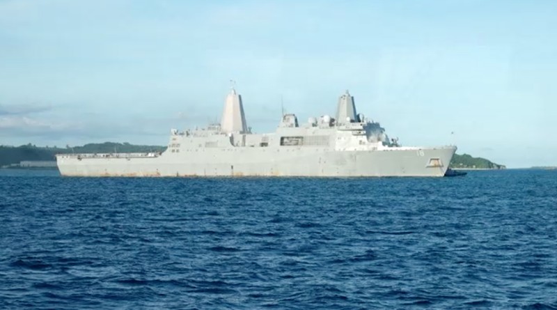 Kapal perang Amerika Serikat (AS), USS New Orleans, terbakar di perairan, Okinawa, Jepang. (Tangkapan Layar Video/REUTERS)