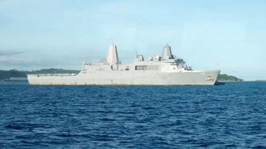 Kapal perang Amerika Serikat (AS), USS New Orleans, terbakar di perairan, Okinawa, Jepang. (Tangkapan Layar Video/REUTERS)