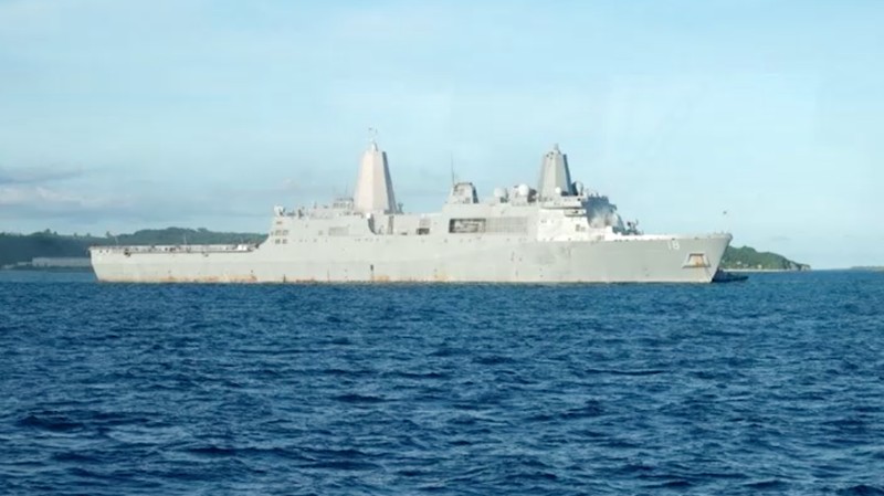 Kapal perang Amerika Serikat (AS), USS New Orleans, terbakar di perairan, Okinawa, Jepang. (Tangkapan Layar Video/REUTERS)