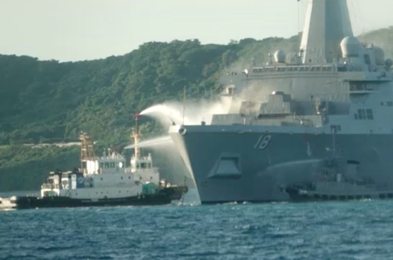 Kapal perang Amerika Serikat (AS), USS New Orleans, terbakar di perairan, Okinawa, Jepang. (Tangkapan Layar Video/REUTERS)