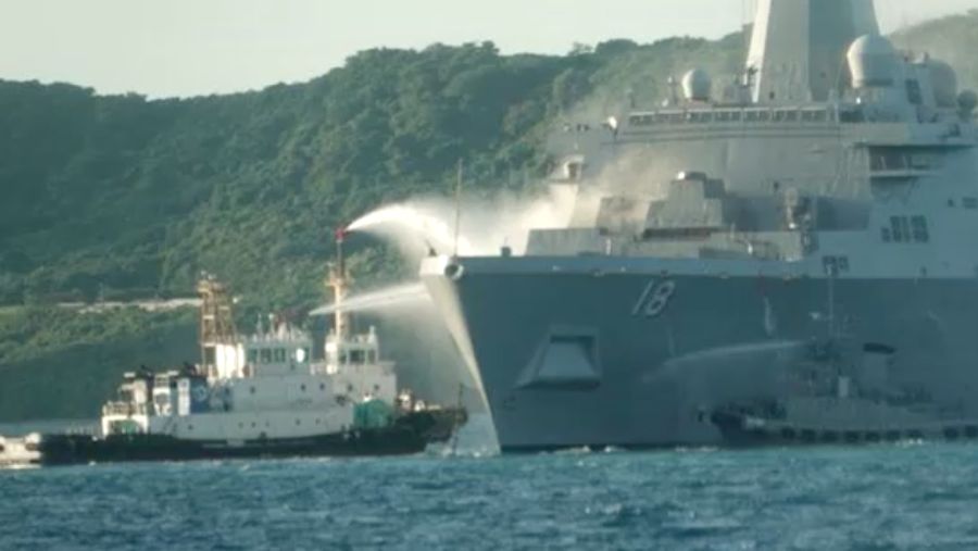 Kapal perang Amerika Serikat (AS), USS New Orleans, terbakar di perairan, Okinawa, Jepang. (Tangkapan Layar Video/REUTERS)