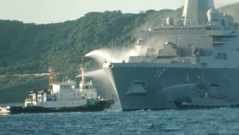 Kapal perang Amerika Serikat (AS), USS New Orleans, terbakar di perairan, Okinawa, Jepang. (Tangkapan Layar Video/REUTERS)