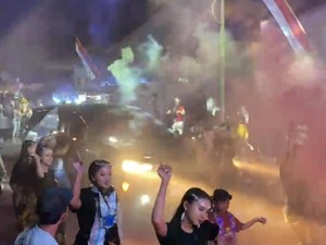 Asyik Joget, 4 Peserta Karnaval di Banyuwangi Ditabrak Mobil