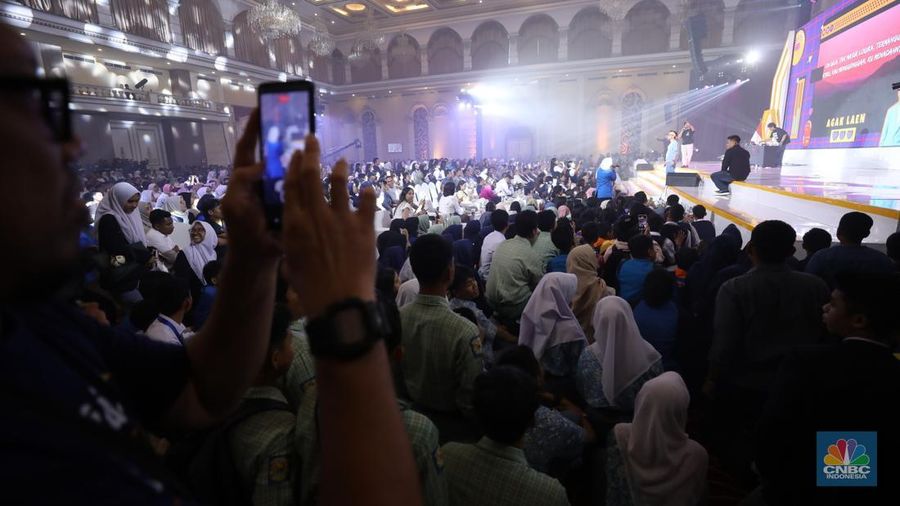 Keseruan penonton saat menyaksikan penampilan grup komedi Agak Laen dalam acara LPS FInancial Festival 2025 di Regale International Convention Center, Medan, Sumatera Utara, Kamis (21/8/2025). (CNBC Indonesia/Tri Susilo)
