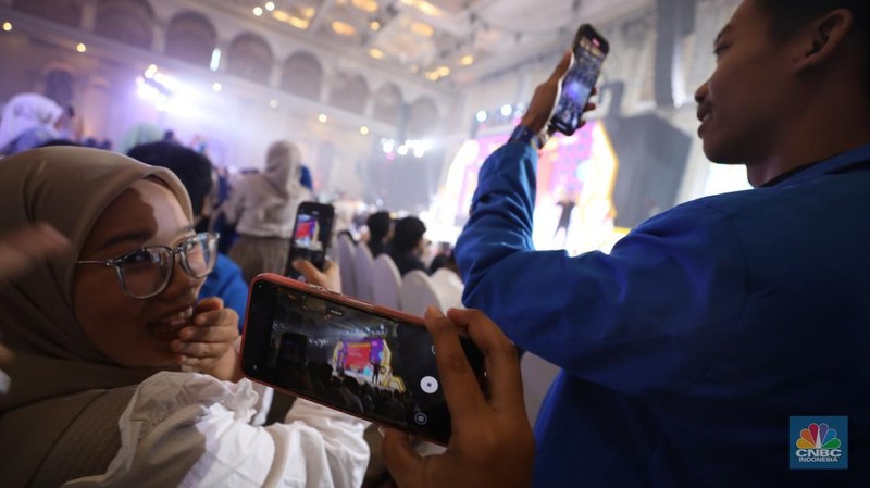Keseruan penonton saat menyaksikan penampilan grup komedi Agak Laen dalam acara LPS FInancial Festival 2025 di Regale International Convention Center, Medan, Sumatera Utara, Kamis (21/8/2025). (CNBC Indonesia/Tri Susilo)