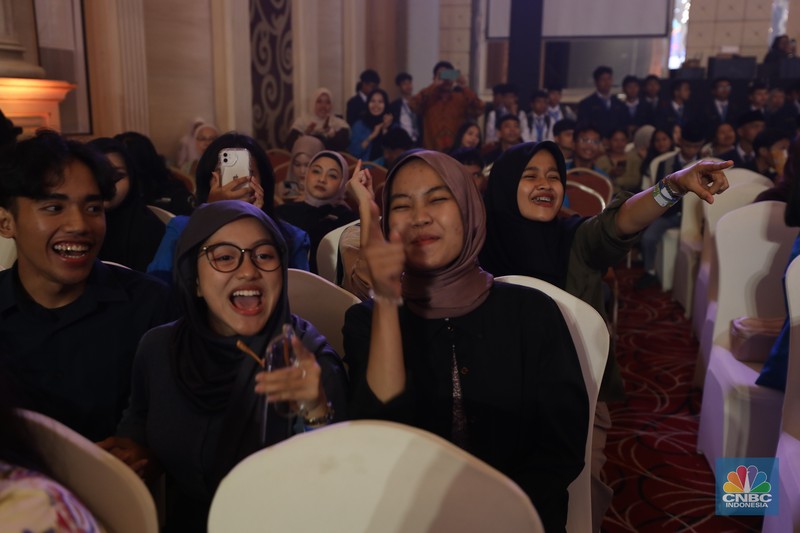 Keseruan penonton saat menyaksikan penampilan grup komedi Agak Laen dalam acara LPS FInancial Festival 2025 di Regale International Convention Center, Medan, Sumatera Utara, Kamis (21/8/2025). (CNBC Indonesia/Tri Susilo)