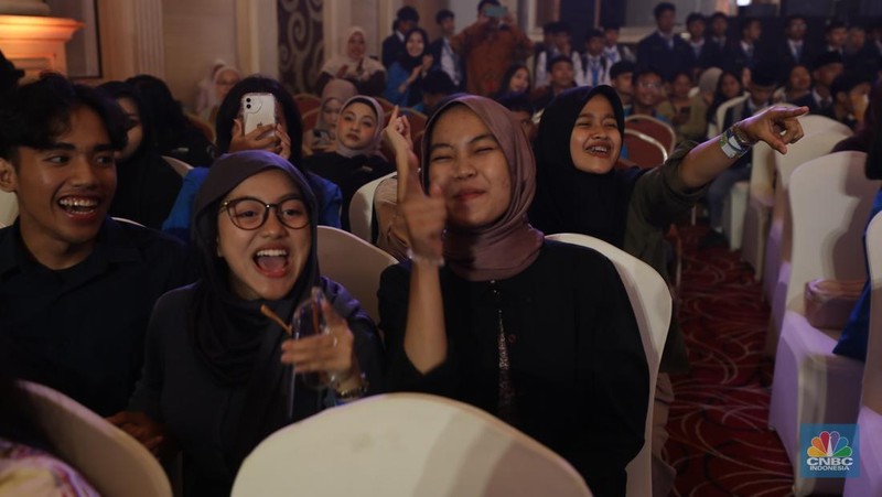 Keseruan penonton saat menyaksikan penampilan grup komedi Agak Laen dalam acara LPS FInancial Festival 2025 di Regale International Convention Center, Medan, Sumatera Utara, Kamis (21/8/2025). (CNBC Indonesia/Tri Susilo)