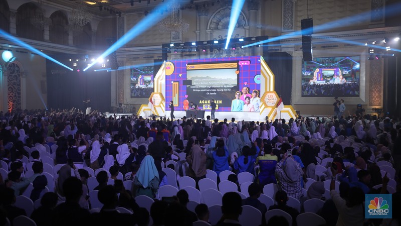 Keseruan penonton saat menyaksikan penampilan grup komedi Agak Laen dalam acara LPS FInancial Festival 2025 di Regale International Convention Center, Medan, Sumatera Utara, Kamis (21/8/2025). (CNBC Indonesia/Tri Susilo)