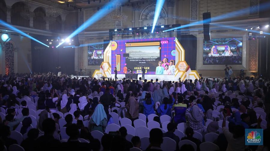 Keseruan penonton saat menyaksikan penampilan grup komedi Agak Laen dalam acara LPS FInancial Festival 2025 di Regale International Convention Center, Medan, Sumatera Utara, Kamis (21/8/2025). (CNBC Indonesia/Tri Susilo)