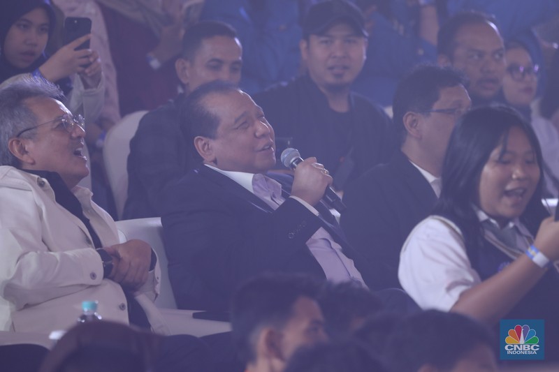 Keseruan penonton saat menyaksikan penampilan grup komedi Agak Laen dalam acara LPS FInancial Festival 2025 di Regale International Convention Center, Medan, Sumatera Utara, Kamis (21/8/2025). (CNBC Indonesia/Tri Susilo)