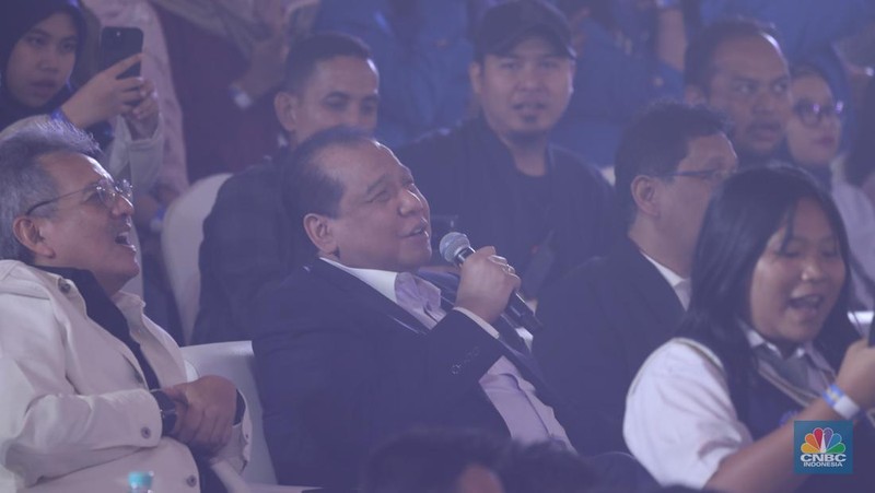 Keseruan penonton saat menyaksikan penampilan grup komedi Agak Laen dalam acara LPS FInancial Festival 2025 di Regale International Convention Center, Medan, Sumatera Utara, Kamis (21/8/2025). (CNBC Indonesia/Tri Susilo)