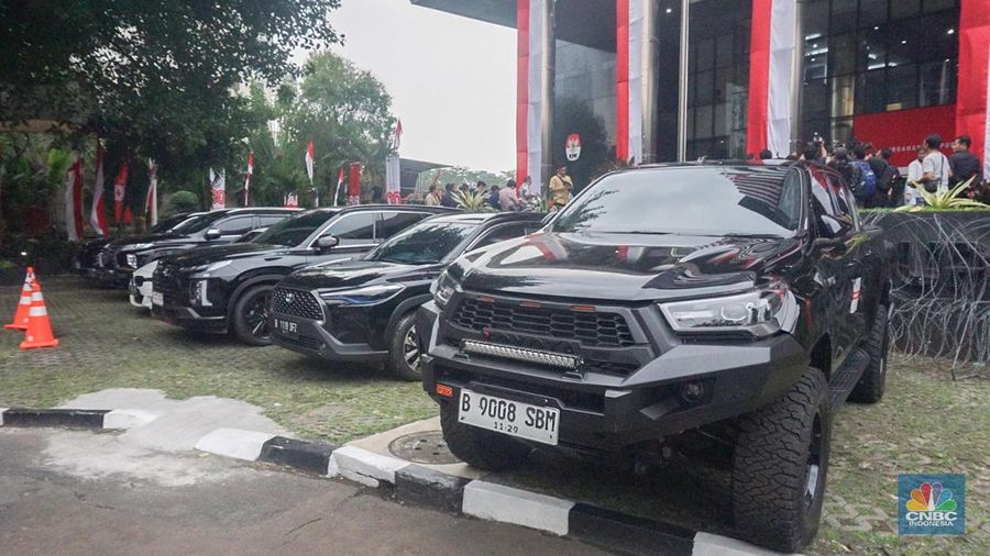 Komisi Pemberantasan Korupsi (KPK) menampilkan sedikitnya 15 kendaraan roda empat dan 6 kendaraan roda dua menjadi barang bukti milik Wakil Menteri Ketenagakerjaan Immanuel Ebenezer Gerungan Noel, sapaan akrabnya, ditangkap dalam operasi tangkap tangan (OTT) yang dilakukan lembaga tersebut di Gedung KPK, Jakarta, Kamis (21/8/2025). (CNBC Indonesia/Muhammad Sabki)