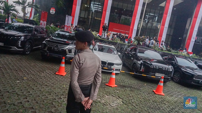 Komisi Pemberantasan Korupsi (KPK) menampilkan sedikitnya 15 kendaraan roda empat dan 6 kendaraan roda dua menjadi barang bukti milik Wakil Menteri Ketenagakerjaan Immanuel Ebenezer Gerungan Noel, sapaan akrabnya, ditangkap dalam operasi tangkap tangan (OTT) yang dilakukan lembaga tersebut di Gedung KPK, Jakarta, Kamis (21/8/2025). (CNBC Indonesia/Muhammad Sabki)