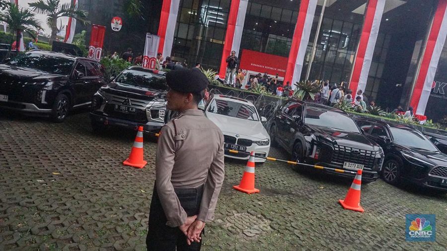 Komisi Pemberantasan Korupsi (KPK) menampilkan sedikitnya 15 kendaraan roda empat dan 6 kendaraan roda dua menjadi barang bukti milik Wakil Menteri Ketenagakerjaan Immanuel Ebenezer Gerungan Noel, sapaan akrabnya, ditangkap dalam operasi tangkap tangan (OTT) yang dilakukan lembaga tersebut di Gedung KPK, Jakarta, Kamis (21/8/2025). (CNBC Indonesia/Muhammad Sabki)