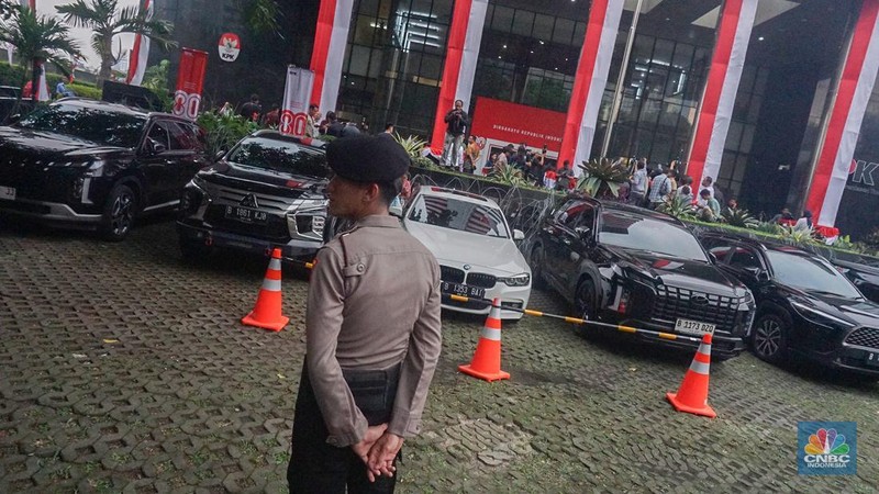 Komisi Pemberantasan Korupsi (KPK) menampilkan sedikitnya 15 kendaraan roda empat dan 6 kendaraan roda dua menjadi barang bukti milik Wakil Menteri Ketenagakerjaan Immanuel Ebenezer Gerungan Noel, sapaan akrabnya, ditangkap dalam operasi tangkap tangan (OTT) yang dilakukan lembaga tersebut di Gedung KPK, Jakarta, Kamis (21/8/2025). (CNBC Indonesia/Muhammad Sabki)