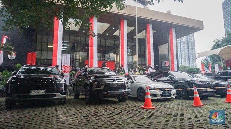 Komisi Pemberantasan Korupsi (KPK) menampilkan sedikitnya 15 kendaraan roda empat dan 6 kendaraan roda dua menjadi barang bukti milik Wakil Menteri Ketenagakerjaan Immanuel Ebenezer Gerungan Noel, sapaan akrabnya, ditangkap dalam operasi tangkap tangan (OTT) yang dilakukan lembaga tersebut di Gedung KPK, Jakarta, Kamis (21/8/2025). (CNBC Indonesia/Muhammad Sabki)