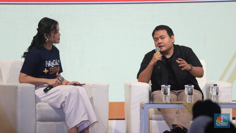 Sejumlah pengunjung memenuhi stand booth LPS dalam acara LPS Financial Festival 2025 di Regale International Convention Center, Medan, Sumatera Utara, Rabu (20/8/2025). (CNBC Indonesia/Tri Susilo)