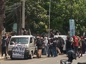 Demo di PN Makassar Ricuh, Mobil Hakim-Pegawai Dirusak Massa