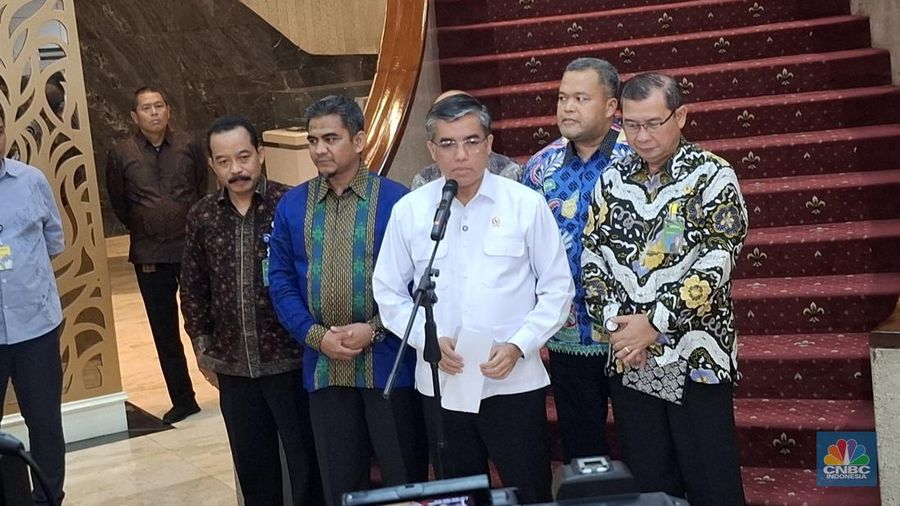 Menteri Ketenagakerjaan (Menaker) Yassierli buka suara soal penetapan tersangka Wakil Menteri Ketenagakerjaan (Wamenaker) Immanuel Ebenezer Gerungan oleh Komisi Pemberantasan Korupsi (KPK) dalam konferensi pers di Gedung Kemnaker, Kamis (21/8/2025). (CNBC Indonesia/Chandra Dwi Pranata)