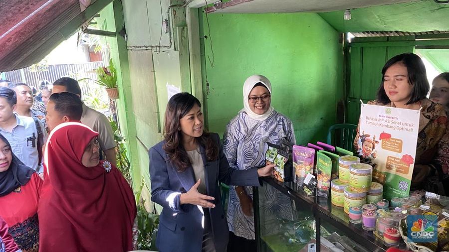 Menteri Komdigi Meutya Hafid dalam kunjungannya ke Koperasi Merah Putih di Kelurahan Karangbesuki, Kecamatan Sukun, Kota Malang, Jawa Timur, Kamis (21/08/2025). (CNBC Indonesia/Novina Putri Bestari)